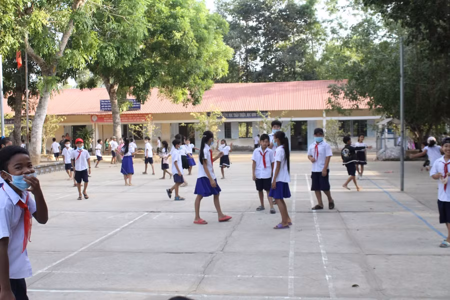 HS Tiểu học tại huyện Trà Cú (Trà Vinh) trong giờ chơi.
