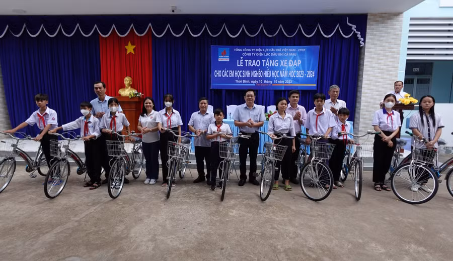 Trao tặng xe đạp cho HS hoàn cảnh khó khăn huyện Thới Bình (Cà Mau).