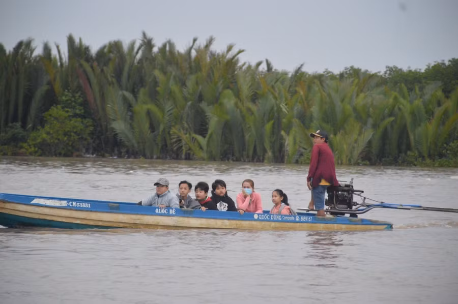 Học sinh vùng sông nước Cà Mau trên đường đến trường.