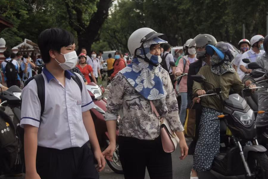 Những phụ huynh vui mừng khi con mình hoàn thành tốt bài thi.
