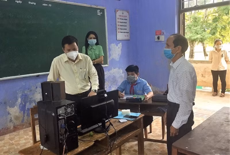 Giám đốc Sở GD&amp;ĐT tỉnh Thừa Thiên - Huế kiểm tra công tác phòng dịch tại các trường học trên địa bàn.