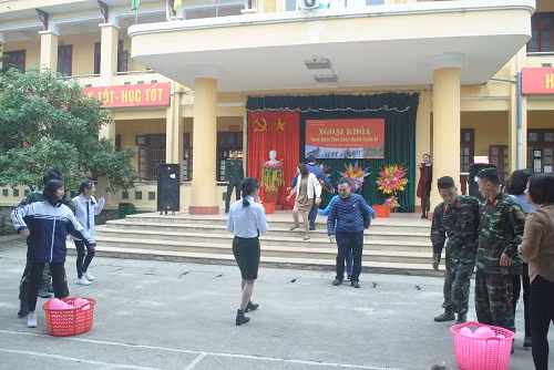 Các thầy cô giáo và học sinh cùng với các cán bộ, chiến sĩ Đại đội C20 chơi trò "Cõng bóng"