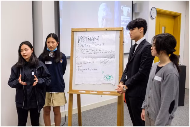 Ngô Mỹ Linh, học sinh học bổng lớp 11 UNIS Hà Nội, ngoài cùng bên trái trao đổi tại sự kiện. Ảnh: UNIS.