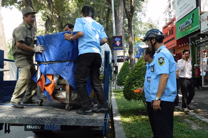 Dân "tố" phường "bán" vỉa hè