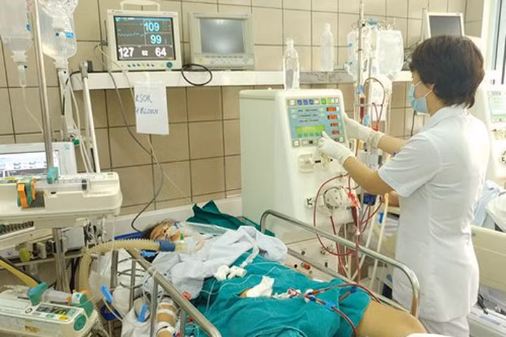 Khởi tố vụ ngộ độc rượu khiến nhiều sinh viên nhập viện