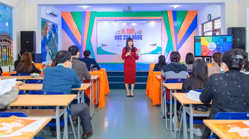 ThS Nguyễn Thị Hồng Nhung chia sẻ về vấn đề “Vì sao trong thời đại 4.0 con cái có quá nhiều áp lực?” tại Trường Phổ thông CĐ FPT Polytechnic Đà Nẵng.