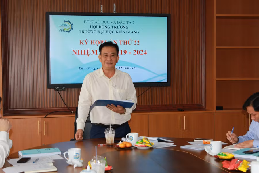 TS Nguyễn Tuấn Khanh - Bí thư Đảng ủy, Chủ tịch Hội đồng trường Trường ĐH Kiên Giang phát biểu tại cuộc họp. TS Nguyễn Tuấn Khanh - Bí thư Đảng ủy, Chủ tịch Hội đồng trường Trường ĐH Kiên Giang phát biểu tại cuộc họp.