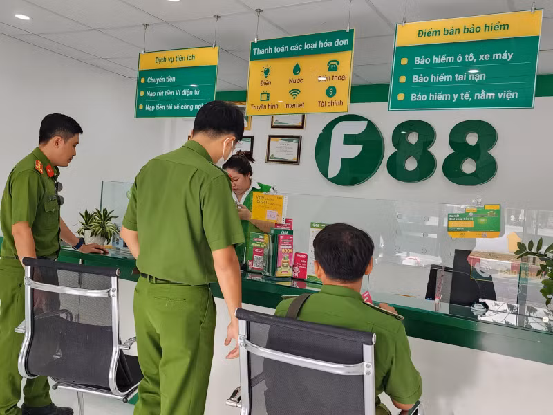 Tổ công tác Công an TP Cần Thơ kiểm tra tại một cơ sở kinh doanh của Công ty F88 tại phường Hưng Lợi (quận Ninh Kiều). Tổ công tác Công an TP Cần Thơ kiểm tra tại một cơ sở kinh doanh của Công ty F88 tại phường Hưng Lợi (quận Ninh Kiều).