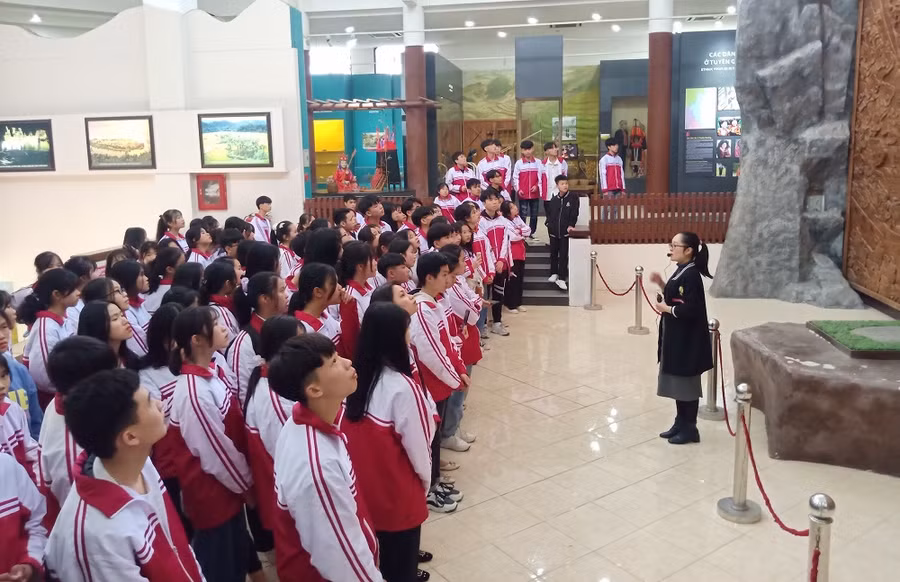 Các em học sinh thăm di tích Chi bộ Mỏ Than