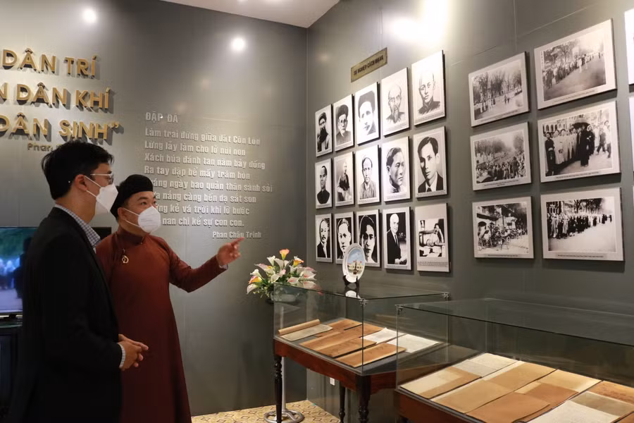 Diễn giả văn hóa Hồ Nhựt Quang (áo dài) chia sẻ giá trị “CHI BẰNG HỌC” của cụ Phan Châu Trinh.