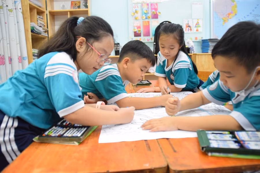 Học sinh lớp 1 tại Quận 4 trong giờ học. Ảnh minh hoạ
