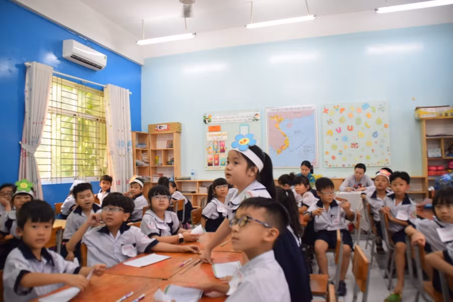 Học sinh lớp 1 tại Quận 4 trong một tiết học. Ảnh minh hoạ