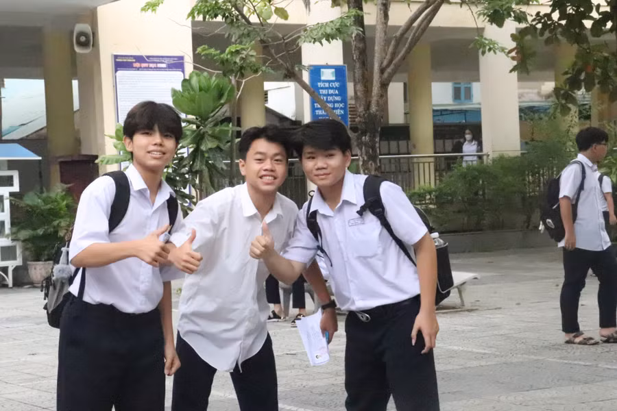 Nhiều thí sinh hy vọng sẽ cải thiện được kết quả kỳ thi tuyển sinh vào lớp 10 nhờ bài thi môn Ngoại ngữ. Nhiều thí sinh hy vọng sẽ cải thiện được kết quả kỳ thi tuyển sinh vào lớp 10 nhờ bài thi môn Ngoại ngữ.