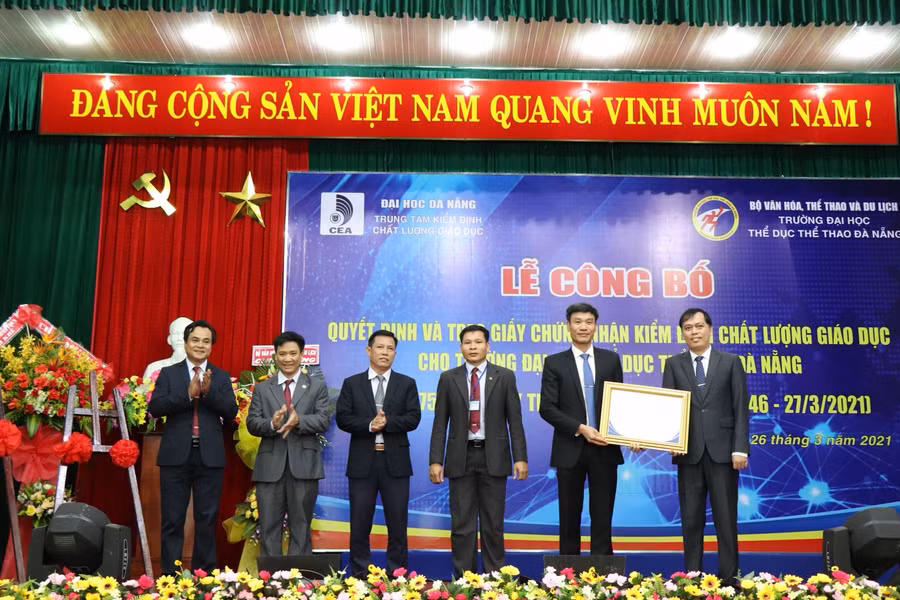 Đại diện Trung tâm kiểm định chất lượng giáo dục, ĐH Đà Nẵng trao giấy chứng nhận kiểm định chất lượng giáo dục cho BGH trường ĐH Thể dục Thể thao Đà Nẵng 