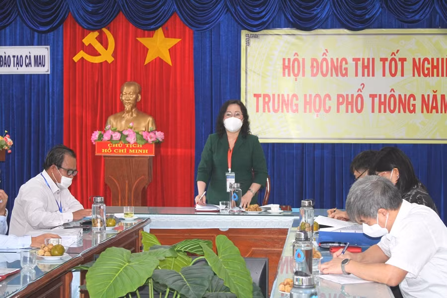 Thứ trưởng Ngô Thị Minh phát biểu tại buổi làm việc với BCĐ thi tỉnh Cà Mau.