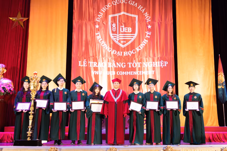 Trường ĐH Kinh tế - ĐH Quốc gia Hà Nội trao bằng tốt nghiệp năm 2022 cho tân cử nhân, thạc sĩ và tiến sĩ.