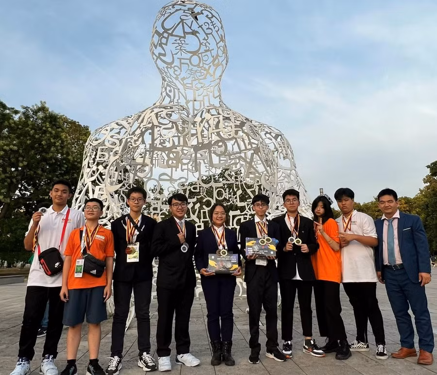 Đoàn học sinh Việt Nam dự thi ISTEM năm 2022 và thầy Trưởng đoàn (PGS. TS Nguyễn Cao Khang ngoài cùng bên phải ảnh).