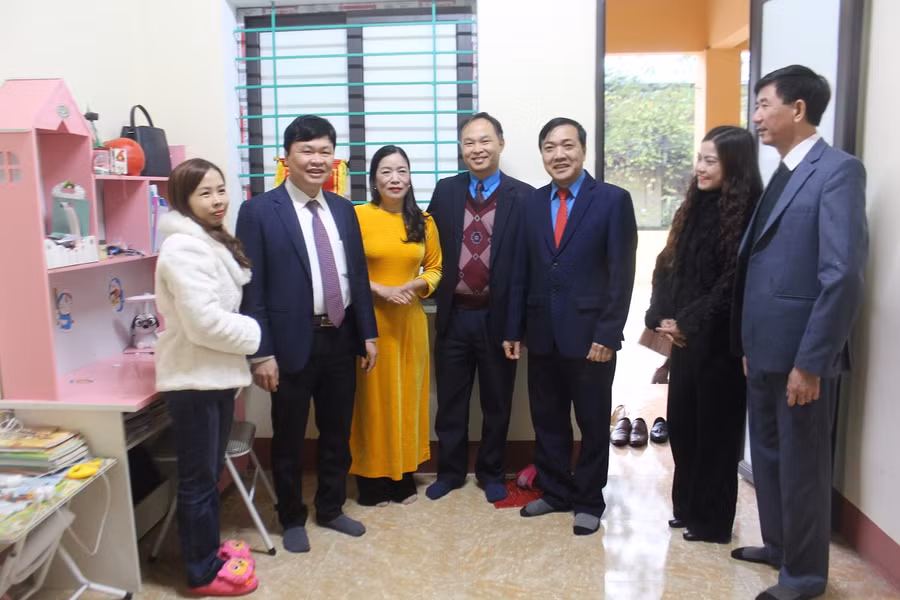 Lãnh đạo Sở GD&amp;ĐT Thái Nguyên, Liên đoàn Lao động tỉnh thăm quan một phòng ở của giáo viên trong khu nhà công vụ.