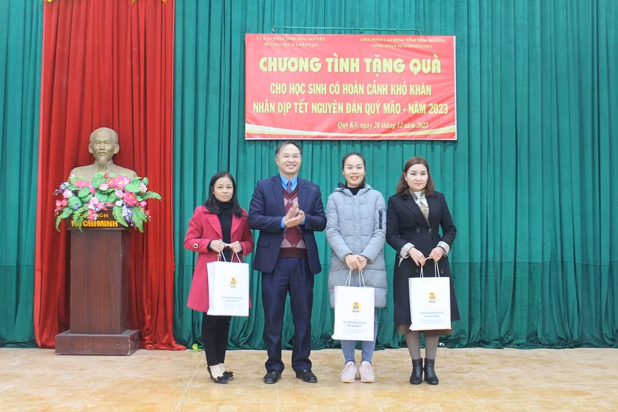 Ông Nguyễn Văn Hải, Chủ tịch Công đoàn ngành GD tỉnh Thái Nguyên tặng quà tết cho giáo viên có hoàn cảnh khó khăn tại xã Quy Kỳ, huyện Định Hóa.