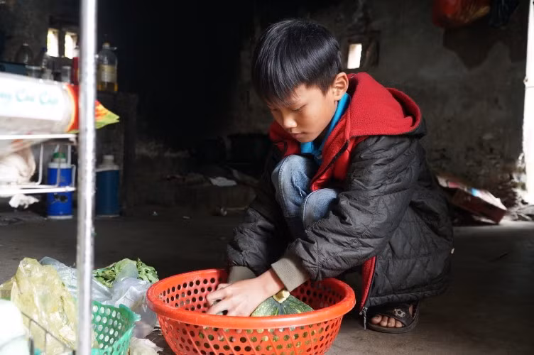 Ngoài việc học ở trường, Thiện ở nhà giúp mẹ nấu cơm, quét dọn.