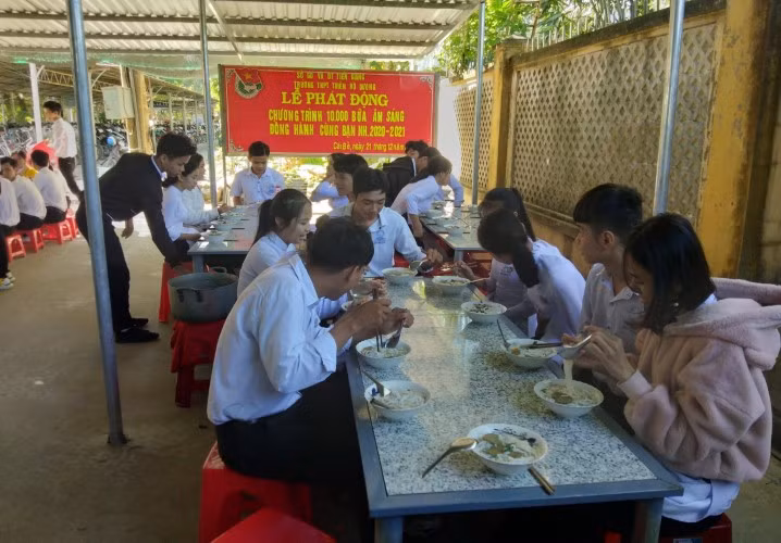 HS lớp 12 Trường THPT Thiên Hộ Dương, huyện Cái Bè (Tiền Giang) được hỗ trợ ăn sáng trong thời gian ôn thi tốt nghiệp THPT.
