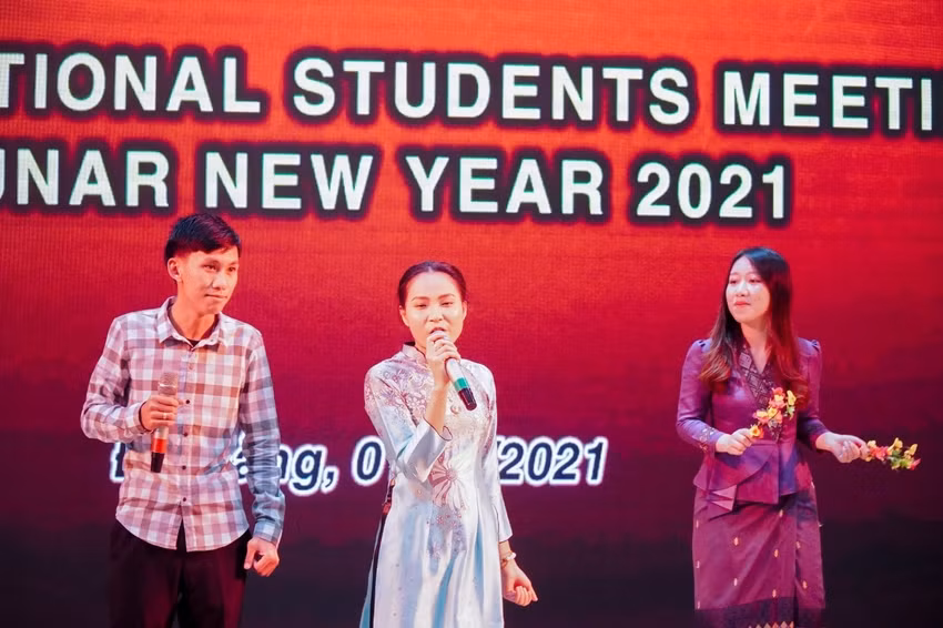 Tiết mục văn nghệ do SV Lào biểu diễn trong buổi gặp mặt SV quốc tế của trường ĐH Bách khoa, ĐH Đà Nẵng