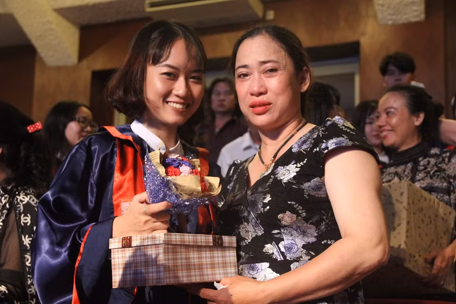 Dành tặng mẹ một món quà nhỏ với biết bao tình cảm, sự yêu thương, biết ơn Dành tặng mẹ một món quà nhỏ với biết bao tình cảm, sự yêu thương, biết ơn