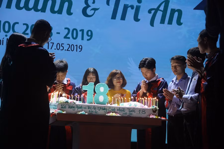 Học trò cùng thầy cô thắp nền đón tuổi 18 tại lễ tri ân và trưởng thành