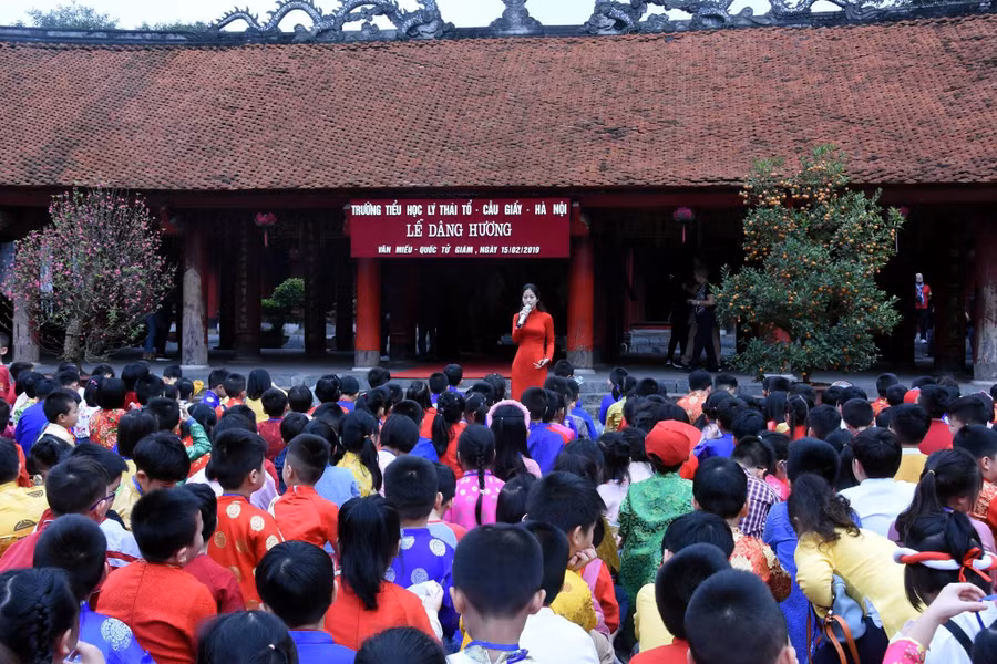 Học sinh Trường Tiểu học Lý Thái Tổ dâng hương tại Văn Miếu-Quốc Tử Giám.