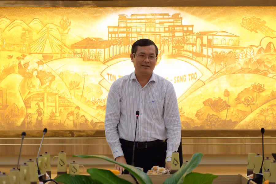 Thứ trưởng Nguyễn Văn Phúc ghi nhận những ý kiến của các nhà Toán học trong buổi làm việc.