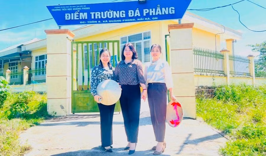 Chị Hà (đứng giữa) trong một chuyến công tác tại một điểm trường ở huyện Hải Hà. Ảnh: NVCC Chị Hà (đứng giữa) trong một chuyến công tác tại một điểm trường ở huyện Hải Hà. Ảnh: NVCC