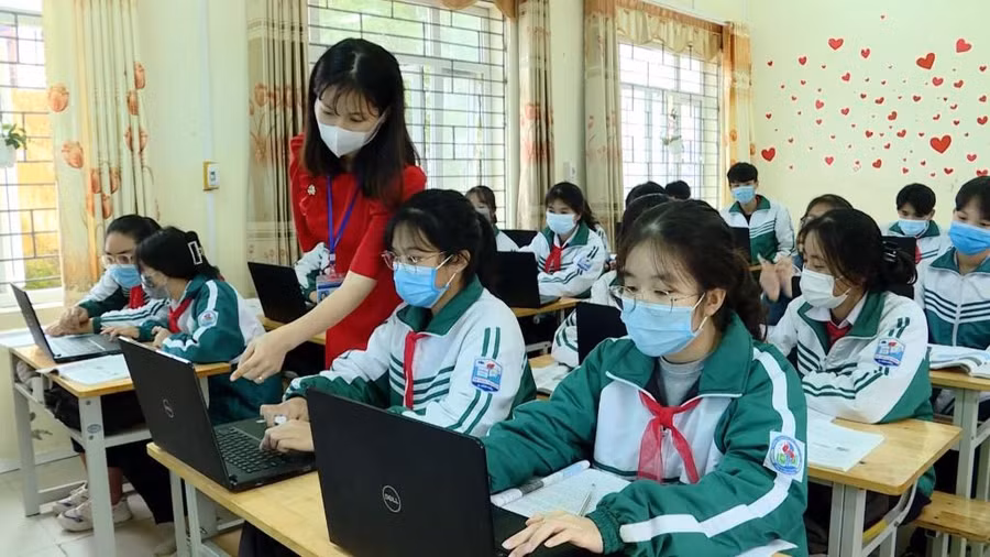 Học sinh Trường THCS thị trấn Cái Rồng (huyện Vân Đồn) sử dụng máy tính xách tay khi học tập. Ảnh: Lan Anh
