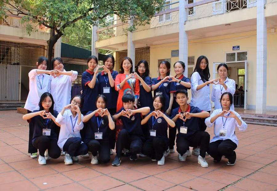 Cô Diệp chụp ảnh kỉ niệm cùng học sinh lớp 10A7 tại sân trường. Ảnh: Minh Cương Cô Diệp chụp ảnh kỉ niệm cùng học sinh lớp 10A7 tại sân trường. Ảnh: Minh Cương