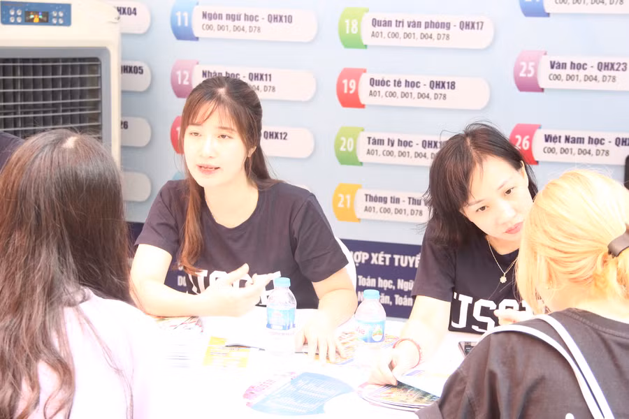 Thí sinh tham dự Ngày hội “Lựa chọn nguyện vọng xét tuyển” năm 2023. Ảnh: TG
