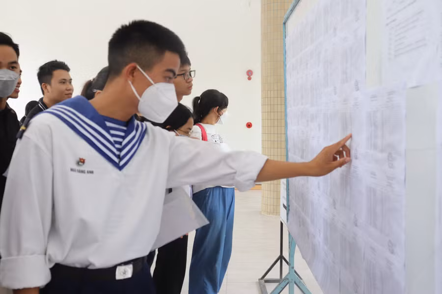 Nhiều thí sinh tại điểm thi Trường THPT Phan Châu Trinh có mặt từ rất sớm trong buổi phổ biến quy chế thi. Nhiều thí sinh tại điểm thi Trường THPT Phan Châu Trinh có mặt từ rất sớm trong buổi phổ biến quy chế thi.