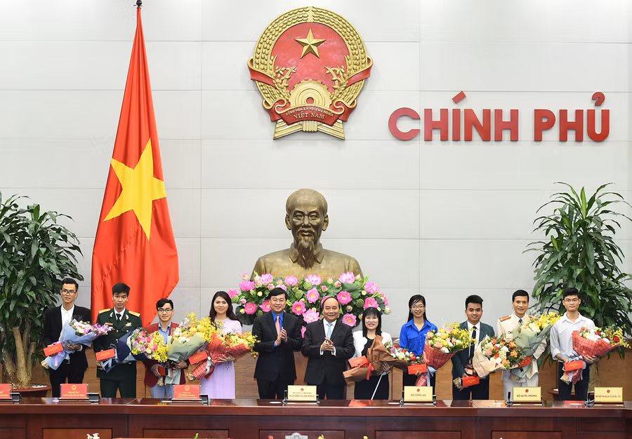 Thủ tướng và những gương mặt trẻ triển vọng năm 2016. Ảnh: VGP/Quang Hiếu