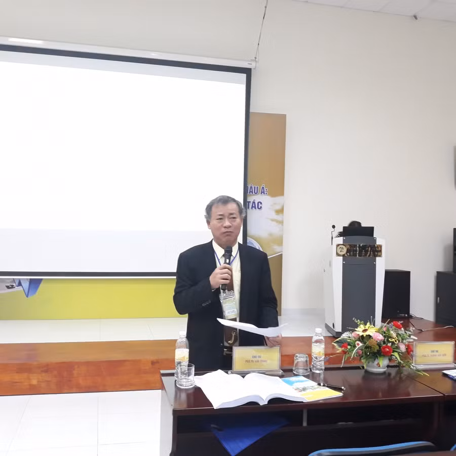 PGS.TS Lưu Trang phát biểu tại hội thảo.