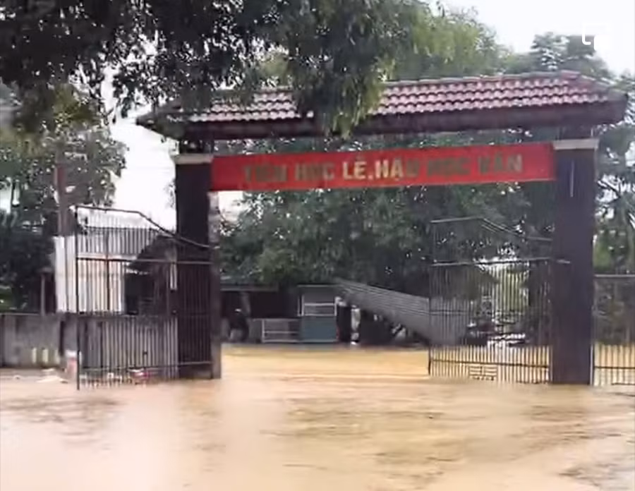 Một trường học tại huyện miền núi Hương Khê (Hà Tĩnh) bị ngập úng do mưa lớn trong nhiều ngày.