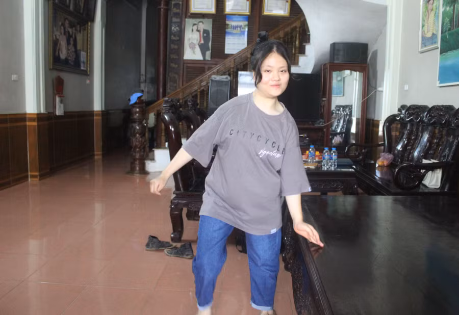 Bị khuyết tật vận động khiến Lê Thị Liên đi lại rất khó khăn. Suốt 12 năm qua em được bố mẹ dìu đi tìm chữ.