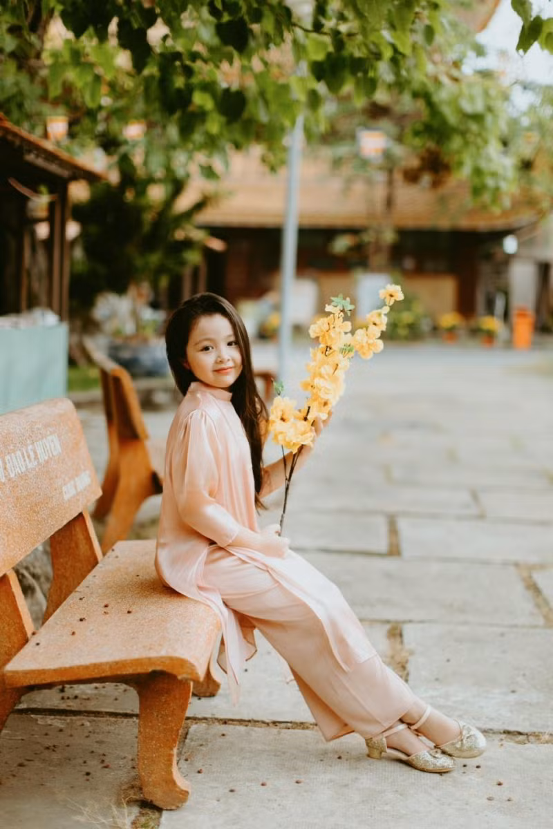 Bé Cadie Mộc Trà dịu dàng, xinh xắn trong tà áo dài cách tân đi lễ chùa.