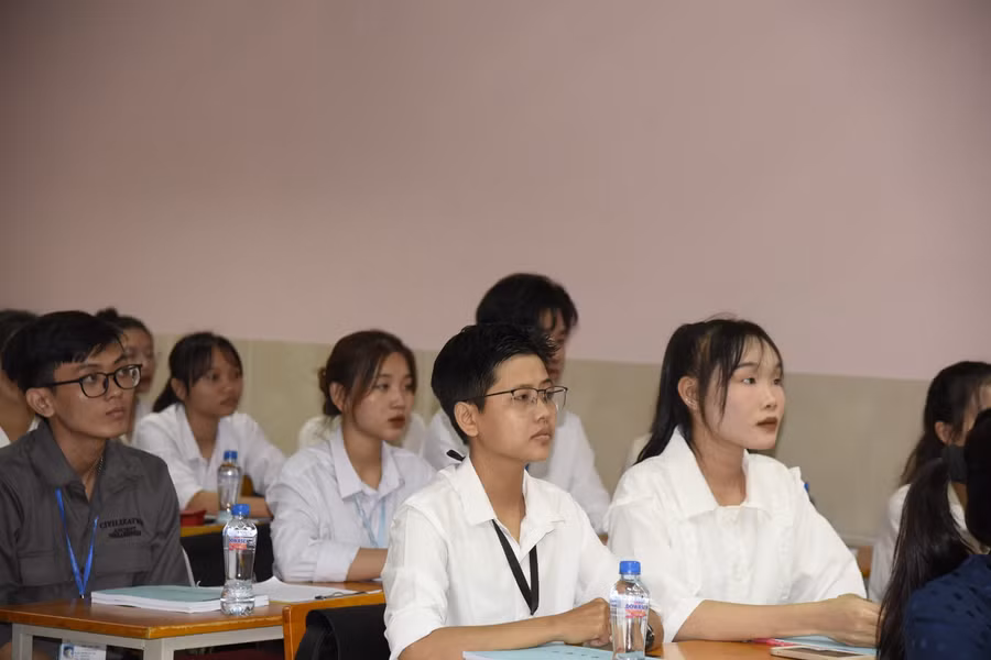 Sinh viên tham gia chương trình. Sinh viên tham gia chương trình.