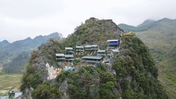 Dự án Thang máy ngắm cảnh, tham quan di tích Đồn Cao, huyện Đồng Văn, tỉnh Hà Giang thi công từ đầu năm 2019. Ảnh: Ngọc Quang