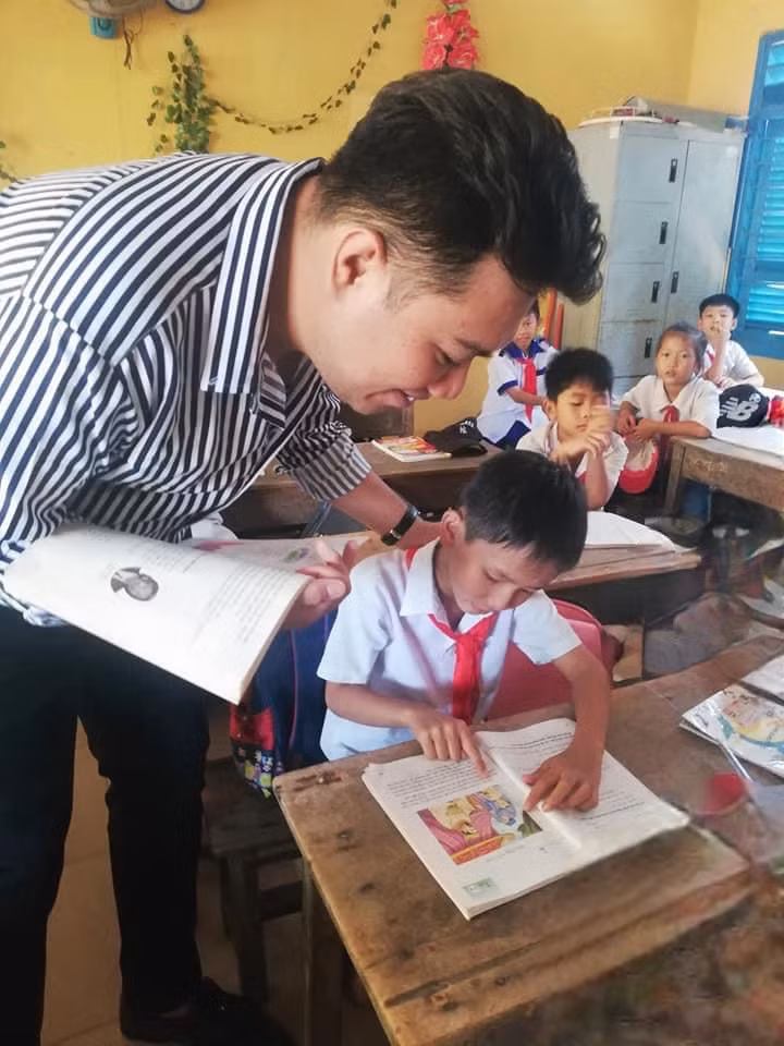 Thầy giáo Lê Văn Danh luôn gần gũi và tận tụy với học trò. (Ảnh: NVCC) Thầy giáo Lê Văn Danh luôn gần gũi và tận tụy với học trò. (Ảnh: NVCC)