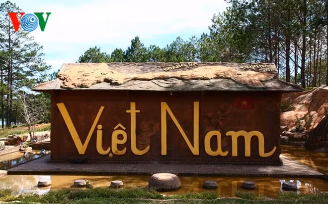 Bản đồ Việt Nam trên mái nhà với các quần đảo Hoàng Sa, Trường Sa. Ngôi nhà được xác lập kỷ lục với nội dung “Ngôi nhà bằng đất đỏ bazan không nung có mái đắp nổi hình bản đồ Việt Nam đầu tiên và có diện tích lớn nhất". Ngôi nhà đất đỏ độc đáo duy nhất ở Việt Nam