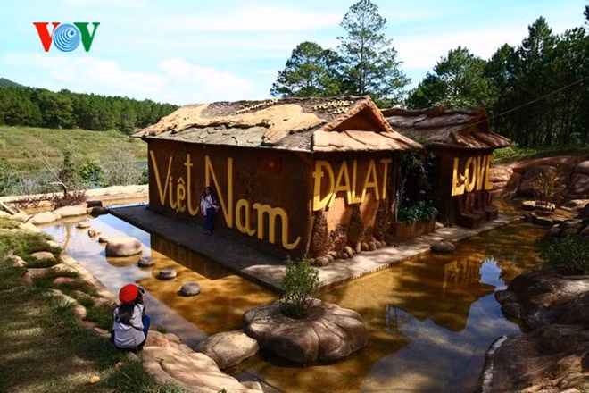 Công trình nằm kế bên tổ hợp “Đường hầm điêu khắc” nằm trong khuôn viên khu du lịch gần thắng cảnh hồ Tuyền Lâm, cách trung tâm thành phố Đà Lạt khoảng 10 km về phía nam. Ngôi nhà đất đỏ độc đáo duy nhất ở Việt Nam