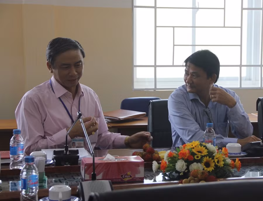 Ông Nguyễn Cảnh Tân, Hiệu trưởng Trường THPT Nguyễn Hiền chia sẻ tại buổi làm việc Ông Nguyễn Cảnh Tân, Hiệu trưởng Trường THPT Nguyễn Hiền chia sẻ tại buổi làm việc