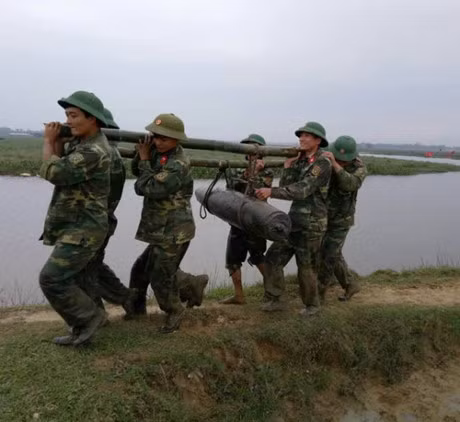 Phat hien bom khung duoi dong song - Anh 2