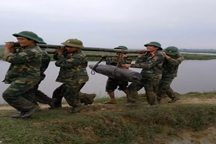 Phát hiện bom khủng dưới dòng sông