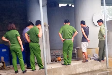 Canh sat moi truong dieu tra xa thai do nhu mau o Ha Noi - Anh 2