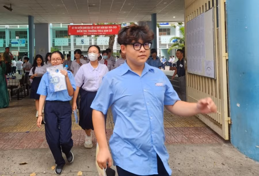 Theo Giang, mặc dù sáng nay Giang không ôn tủ nhưng đề văn ổn, em nghĩ chắc sẽ được trên trung bình vì vừa sức với Giang. Riêng môn Anh, Giang đoán bản thân có thể đạt 9 điểm.